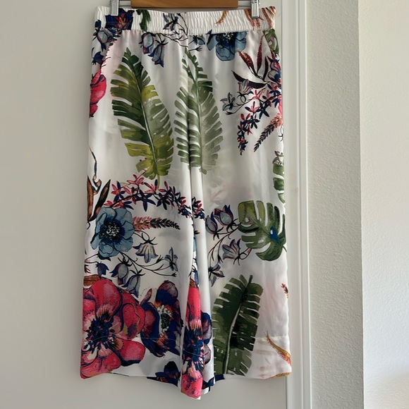 Rachel Roy Tropical Lightweight Floral Printed Flowy White Wide Leg Capri Pants - Picture 2 of 7